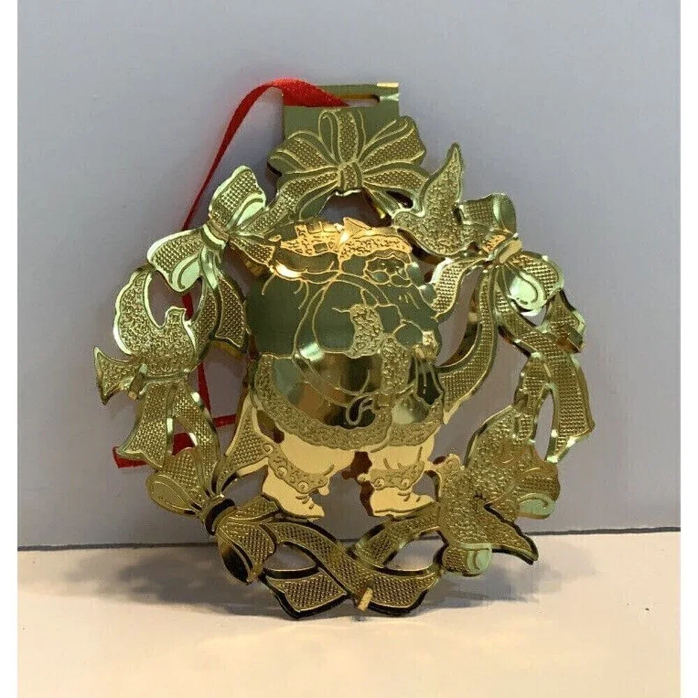 Santa Claus Gold Tone / Gold Plated Christmas Wreath Ornament 3